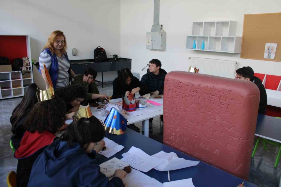 Müzede Gördüklerinin Aynısını Yapıyorlar