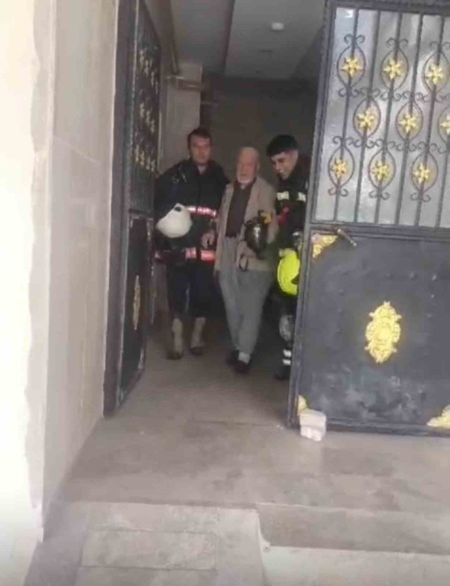 Yangına Kısa Sürede Müdahale Eden İtfaiye Yaşlı Adamı Kurtardı