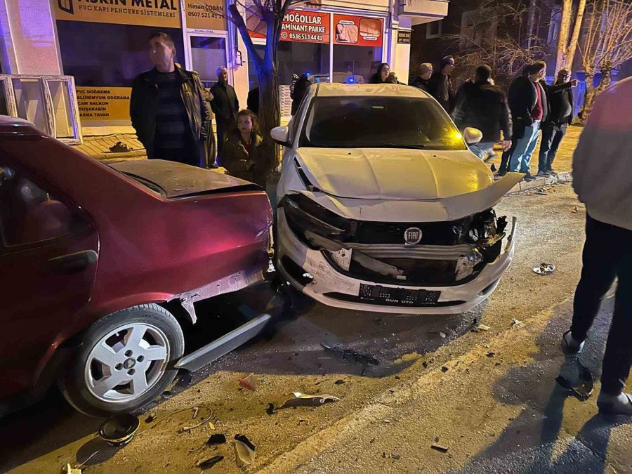 Fiat Tofaş Otomobil, Park Halindeki Araçlara Çarpıp Hurdaya Döndü: 1’i Ağır 2 Yaralı
