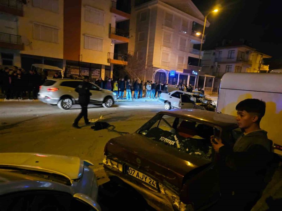 Fiat Tofaş Otomobil, Park Halindeki Araçlara Çarpıp Hurdaya Döndü: 1’i Ağır 2 Yaralı