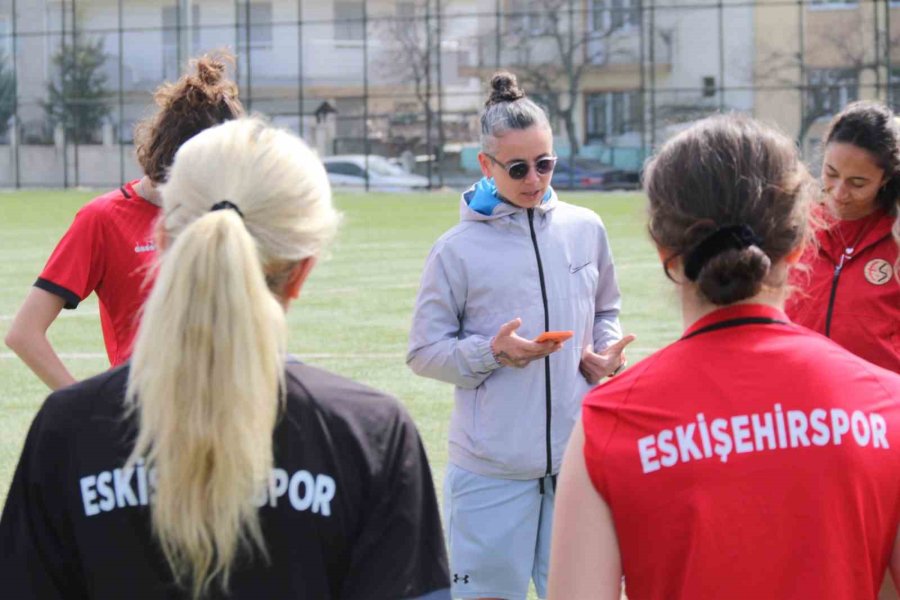 Kadın Teknik Direktör Takımını Bir Maç Daha Otobüsün Üstünden Yönetecek