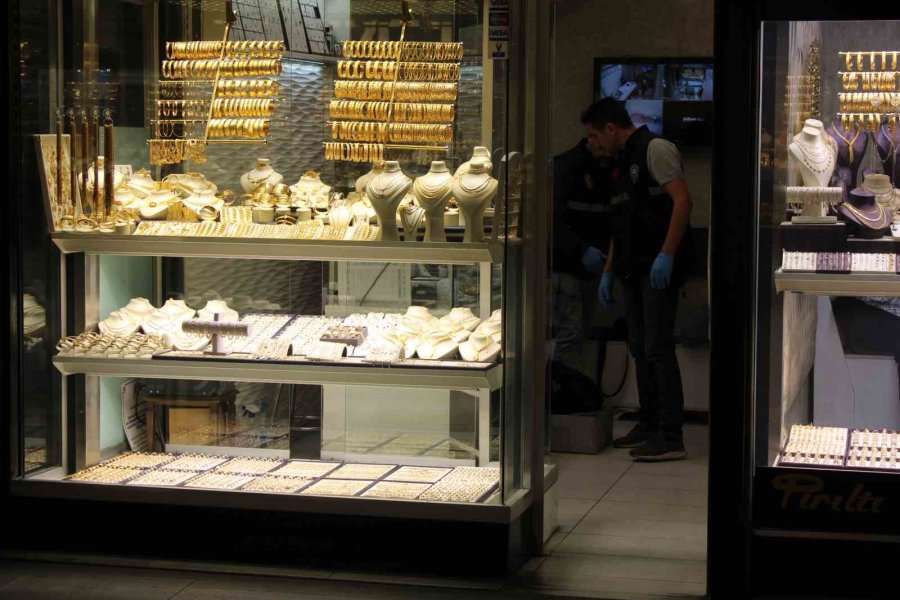 Sarrafı Soymak İçin Kılık Değiştirmiş