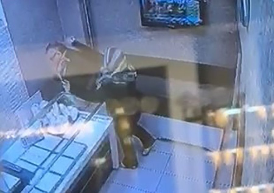 Sarrafı Soymak İçin Kılık Değiştirmiş