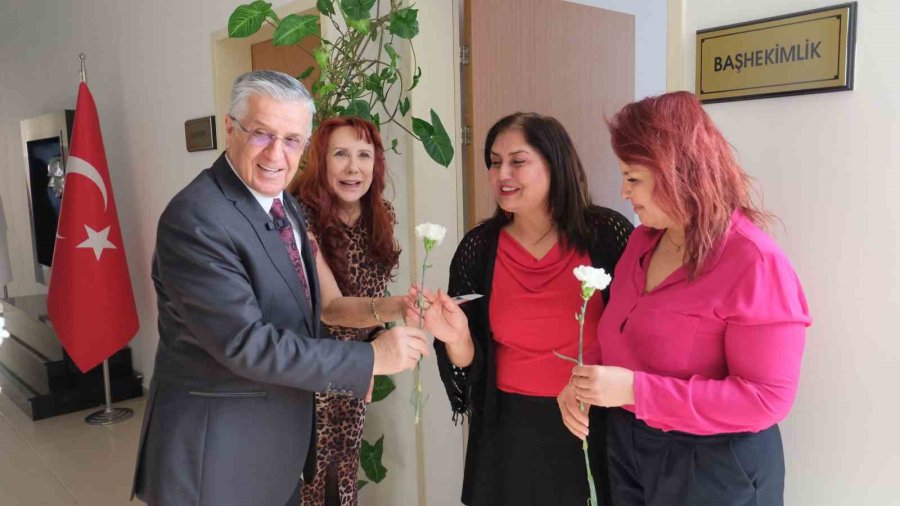 Kemer’de Sağlık Çalışanlarına Karanfil