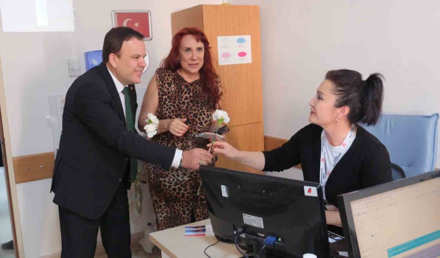 Kemer’de Sağlık Çalışanlarına Karanfil