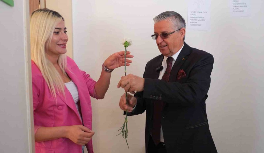 Kemer’de Sağlık Çalışanlarına Karanfil