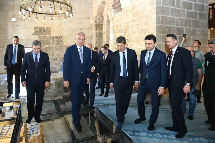 Bin 300 Taş Tek Tek Yerine Monte Edildi: Şehzade Korkut Camii Eski Görkeminde