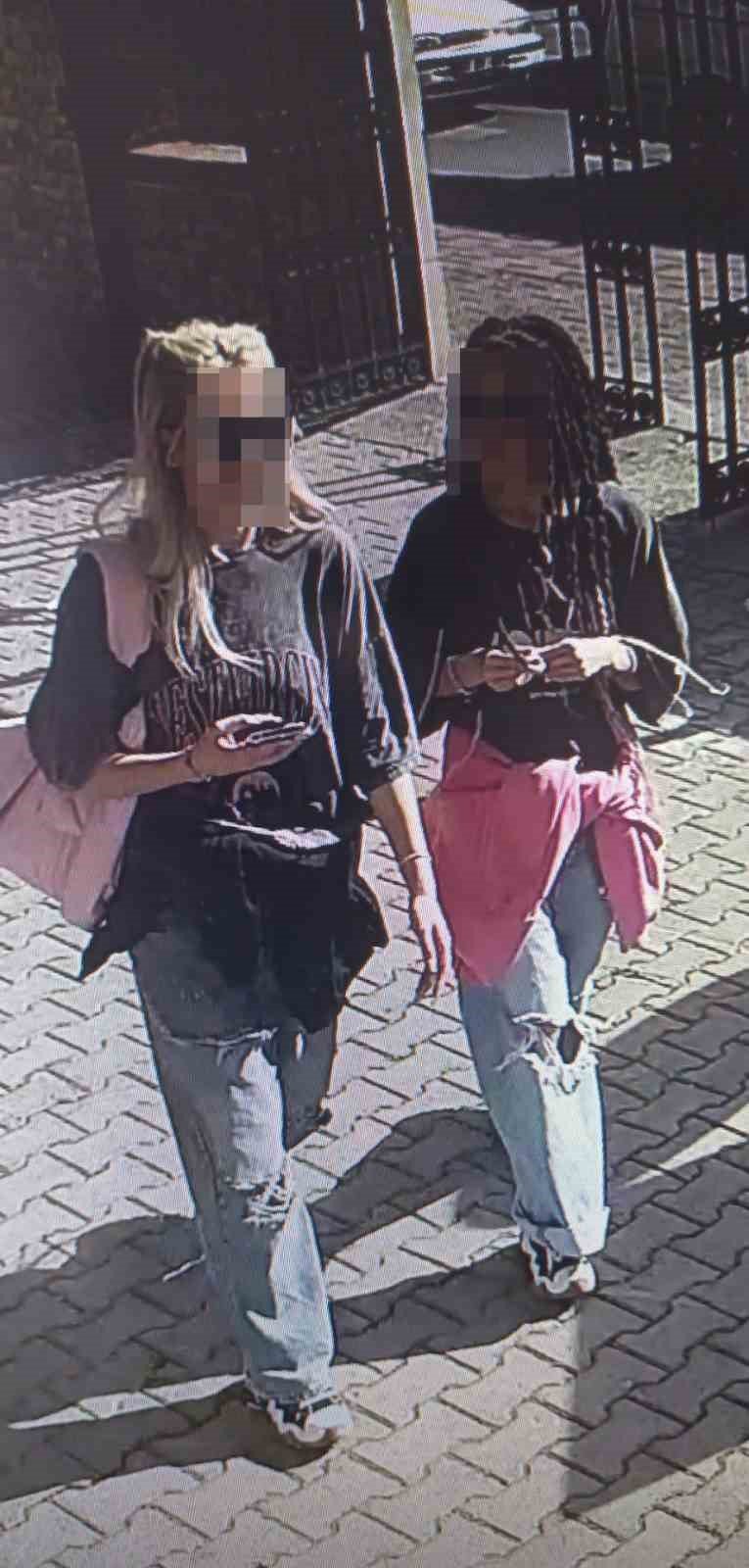 Yaptıkları Paylaşımla Tepki Çeken Genç Kızlar, Mezarlığa Farklı Kıyafetlerle Girmişler