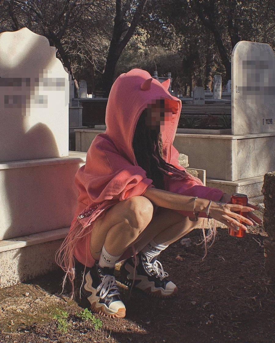 Yaptıkları Paylaşımla Tepki Çeken Genç Kızlar, Mezarlığa Farklı Kıyafetlerle Girmişler