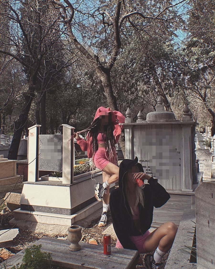 Yaptıkları Paylaşımla Tepki Çeken Genç Kızlar, Mezarlığa Farklı Kıyafetlerle Girmişler