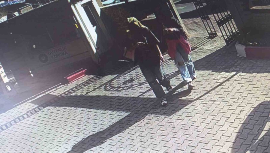 Yaptıkları Paylaşımla Tepki Çeken Genç Kızlar, Mezarlığa Farklı Kıyafetlerle Girmişler