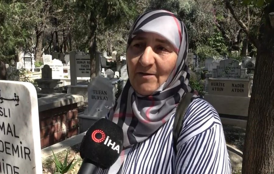 Yaptıkları Paylaşımla Tepki Çeken Genç Kızlar, Mezarlığa Farklı Kıyafetlerle Girmişler