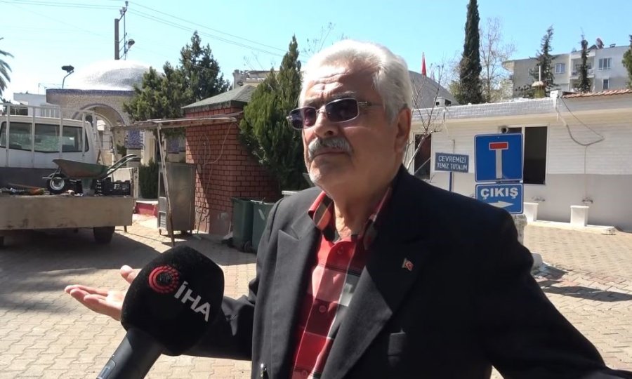 Yaptıkları Paylaşımla Tepki Çeken Genç Kızlar, Mezarlığa Farklı Kıyafetlerle Girmişler