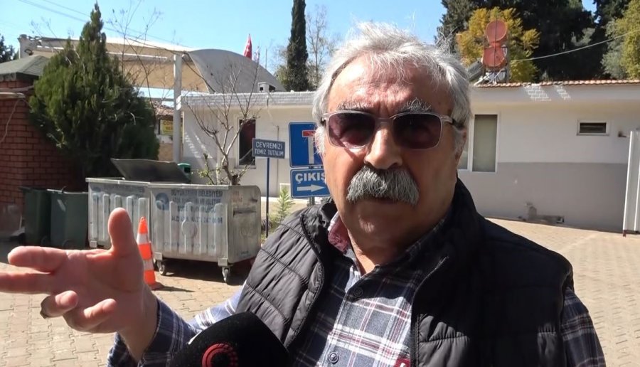 Yaptıkları Paylaşımla Tepki Çeken Genç Kızlar, Mezarlığa Farklı Kıyafetlerle Girmişler