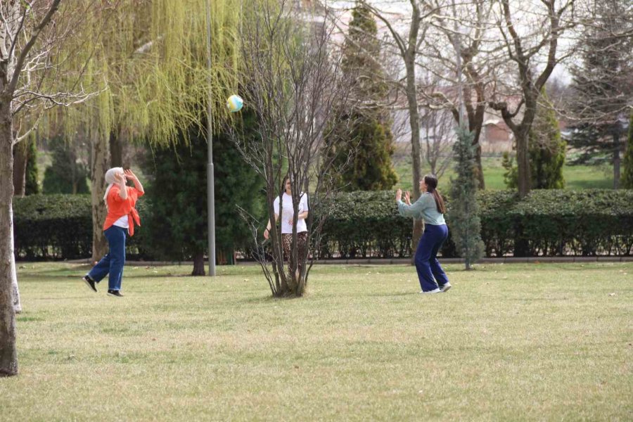 Eskişehirliler Güzel Havanın Tadını Çıkardı