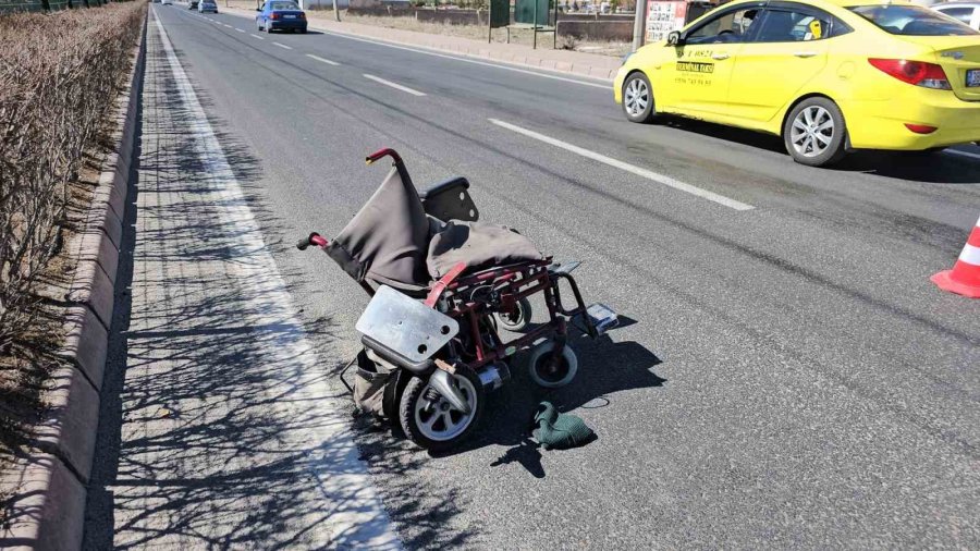 Otomobil Akülü Araca Çarptı