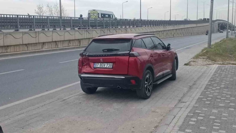 Antalya’da 3 Araçlı Zincirleme Kazada Yara Almayan Sürücüler Arasındaki Kavgayı Vatandaşlar Ayırdı