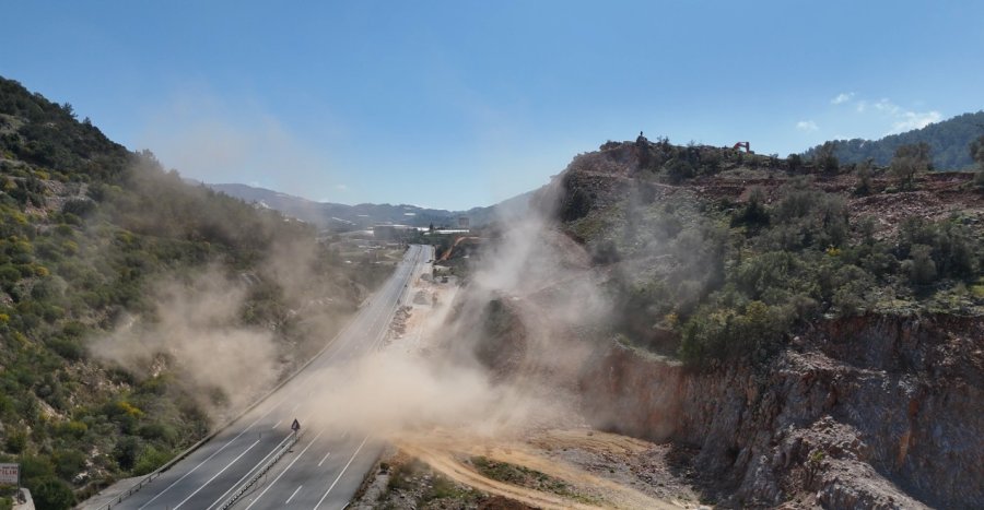 Dinamitle Dağda Kontrollü Patlama Yine Korkuttu