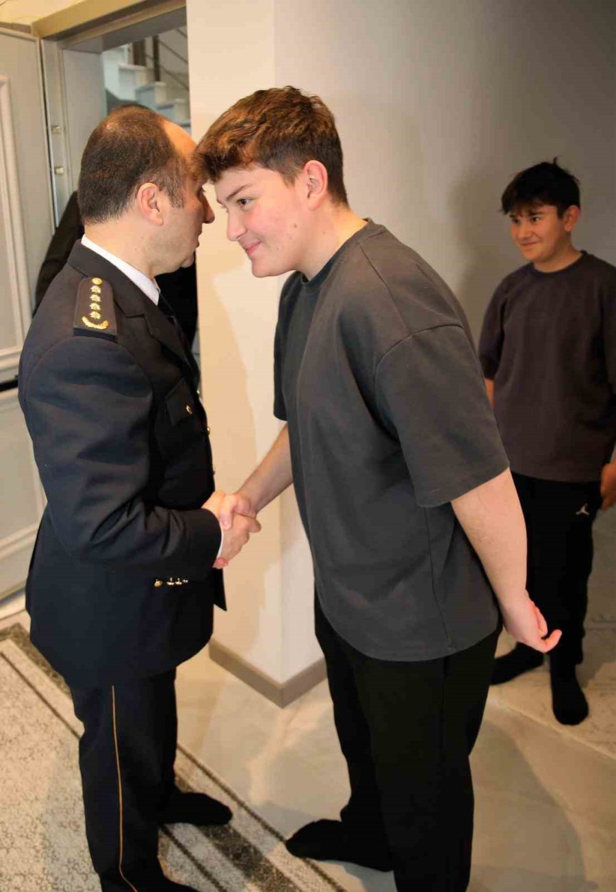 İl Emniyet Müdürü Yılmaz, Şehit Ailesini Ziyaret Etti