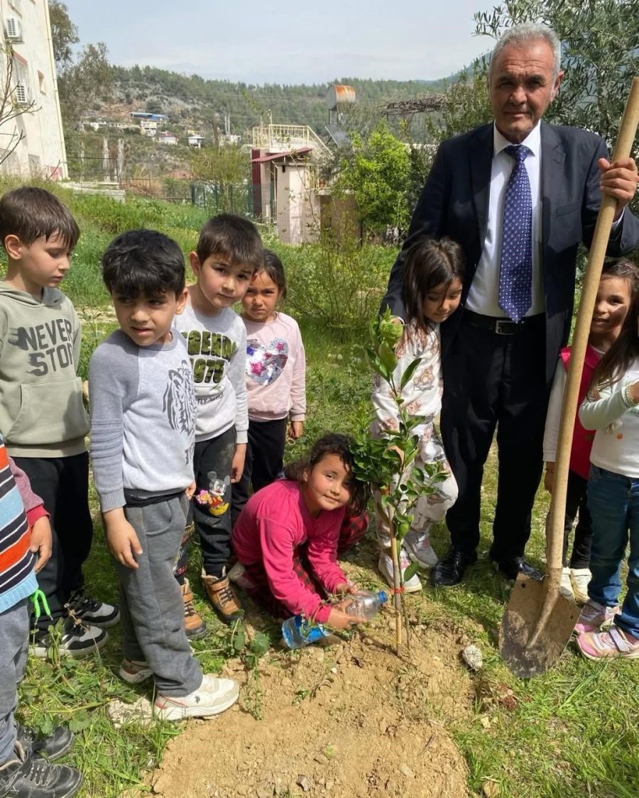 Çocuklar Fidanları Toprakla Buluşturdu