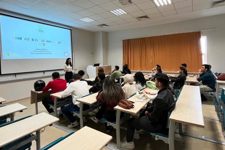 Üniversitelilere Eğitmen Eğitimi Verildi