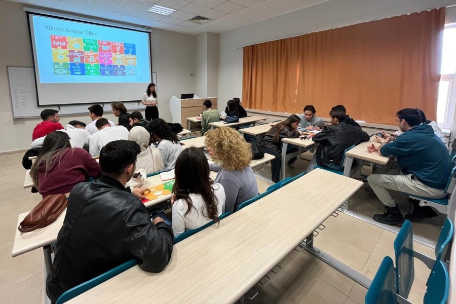 Üniversitelilere Eğitmen Eğitimi Verildi