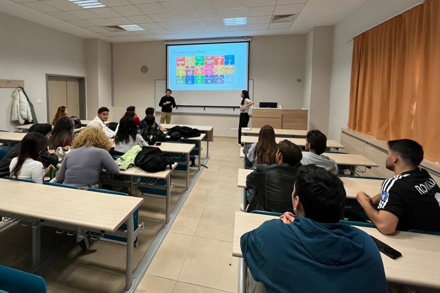 Üniversitelilere Eğitmen Eğitimi Verildi