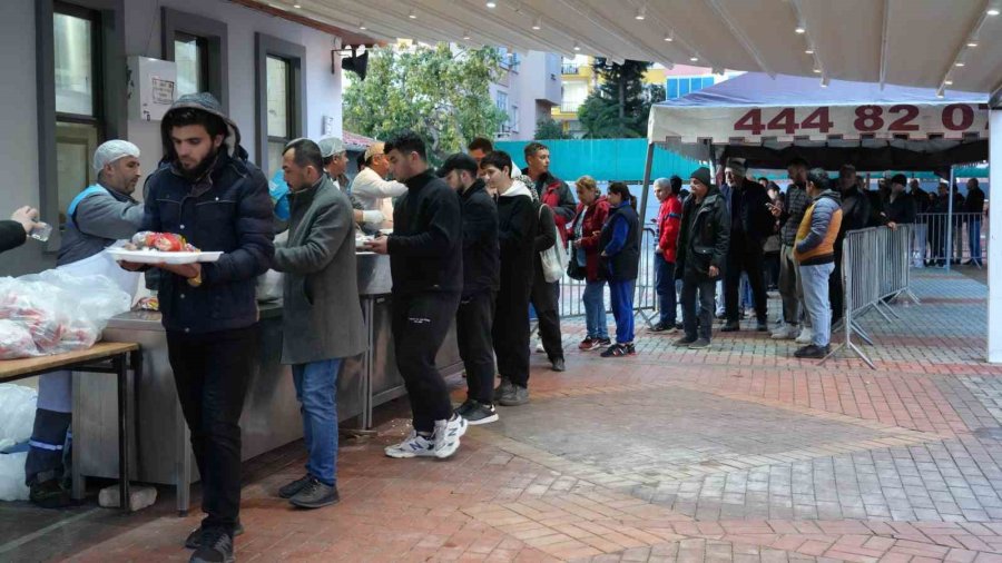 Alanya’da 3 Noktada Günlük 3 Bin Kişiye İftar Sofrası