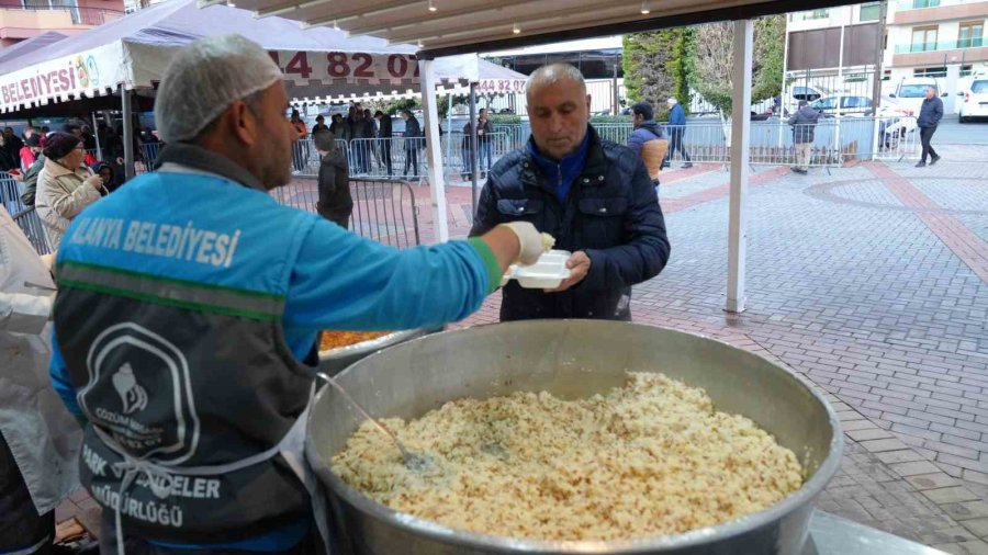 Alanya’da 3 Noktada Günlük 3 Bin Kişiye İftar Sofrası