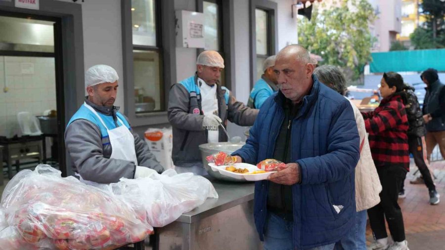 Alanya’da 3 Noktada Günlük 3 Bin Kişiye İftar Sofrası