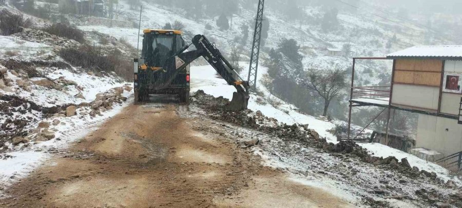 Büyükşehir Belediyesi’nden Alanya’da Kar Temizleme Çalışması