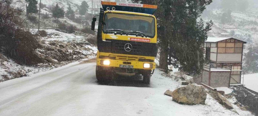 Büyükşehir Belediyesi’nden Alanya’da Kar Temizleme Çalışması