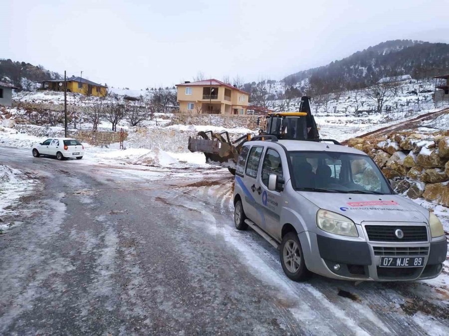 Büyükşehir Belediyesi’nden Alanya’da Kar Temizleme Çalışması