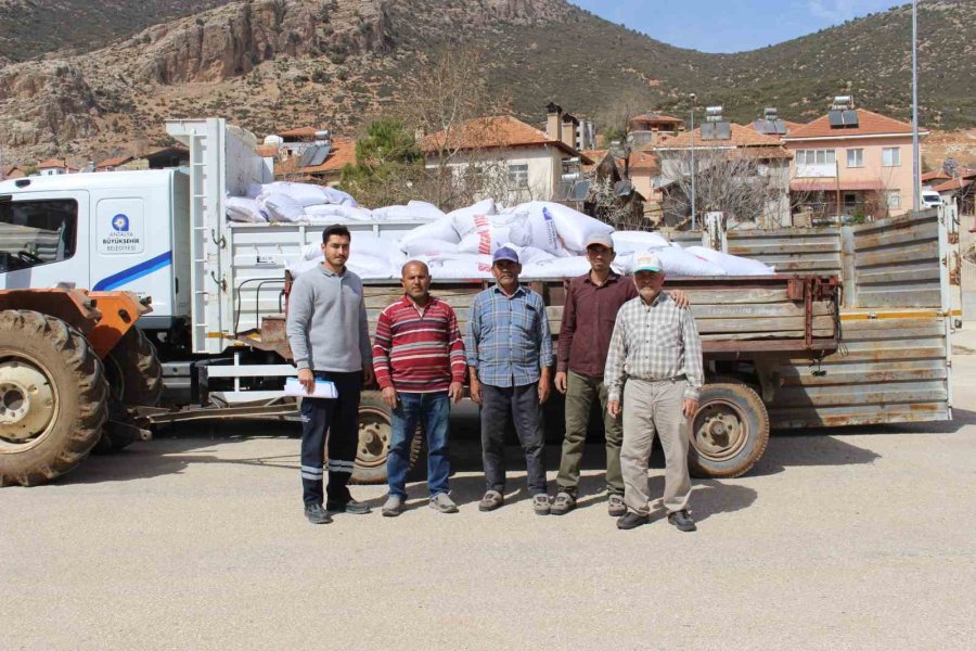 Büyükşehir’in Üreticilere Yem Desteği Sürüyor
