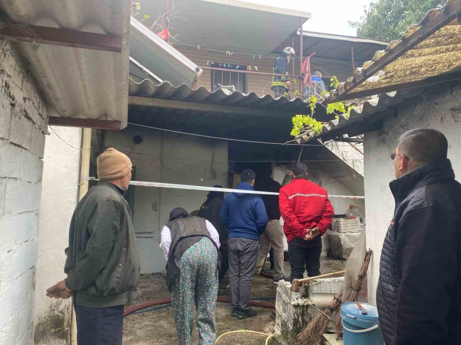 Antalya’da Çıkan Yangında Felçli Yaşlı Kadın Hayatını Kaybetti