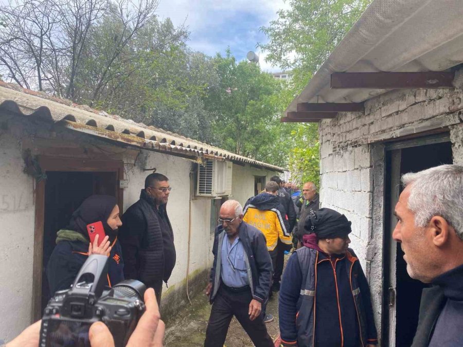 Antalya’da Çıkan Yangında Felçli Yaşlı Kadın Hayatını Kaybetti