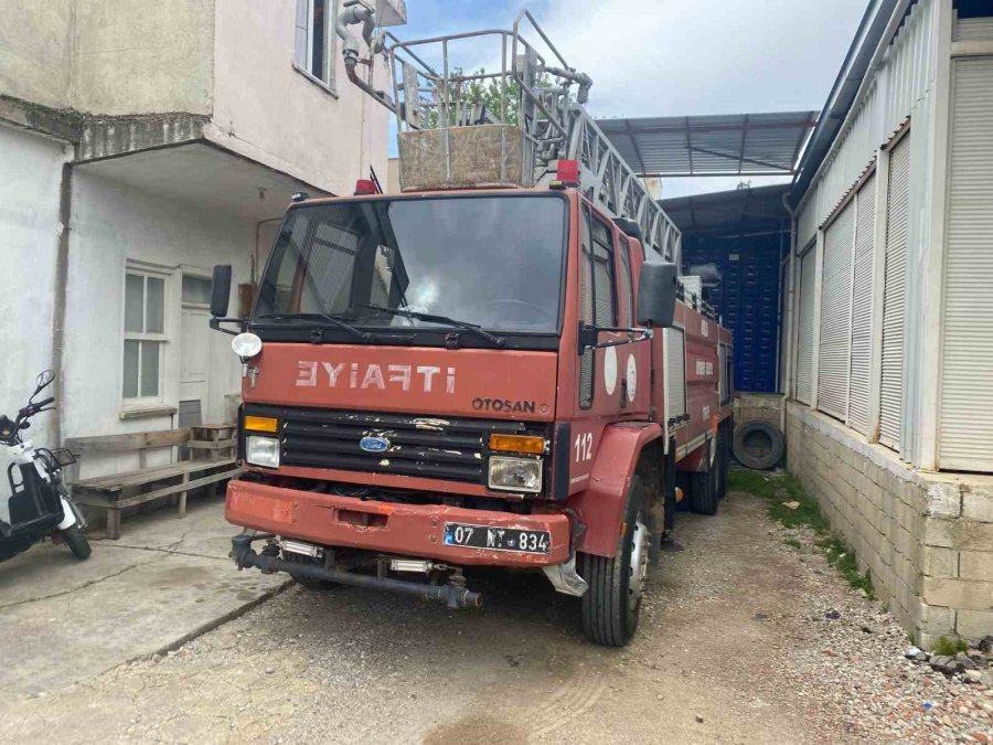 Antalya’da Çıkan Yangında Felçli Yaşlı Kadın Hayatını Kaybetti