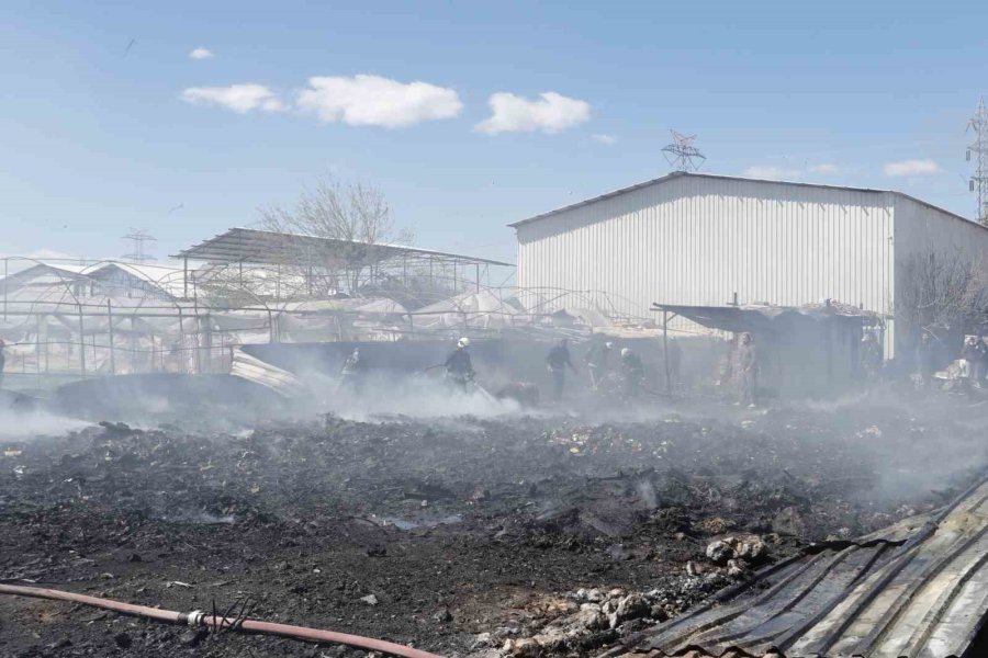 Antalya’da Hurdalıkta Çıkan Yangın Korkuttu