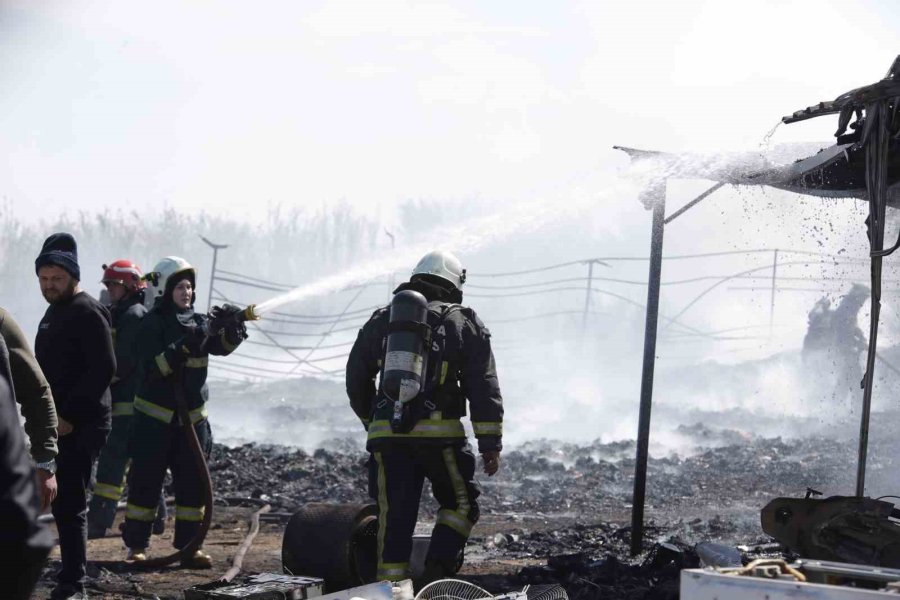 Antalya’da Hurdalıkta Çıkan Yangın Korkuttu