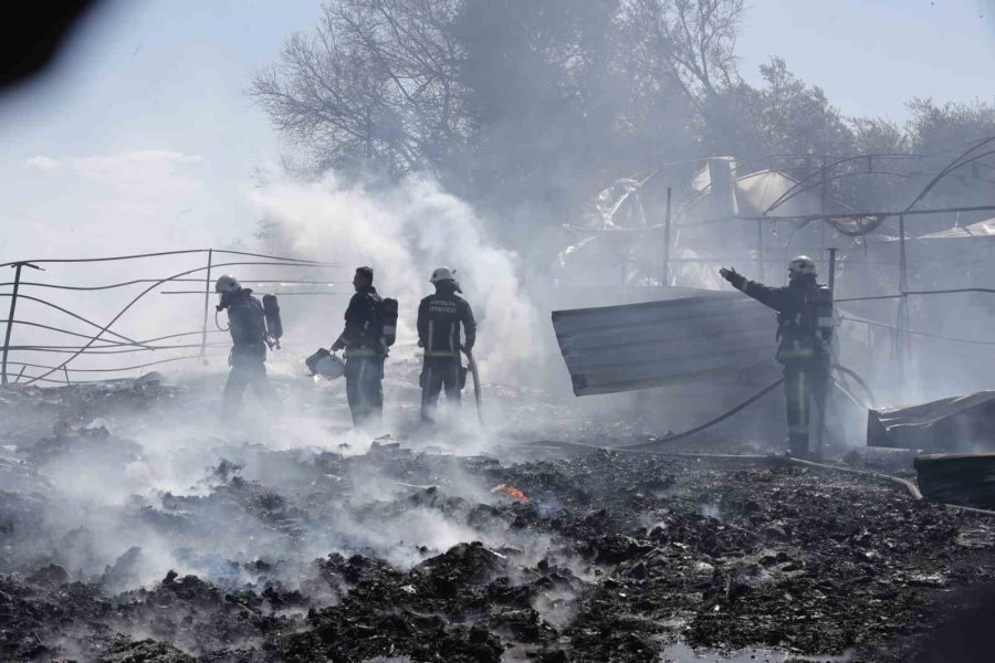 Antalya’da Hurdalıkta Çıkan Yangın Korkuttu