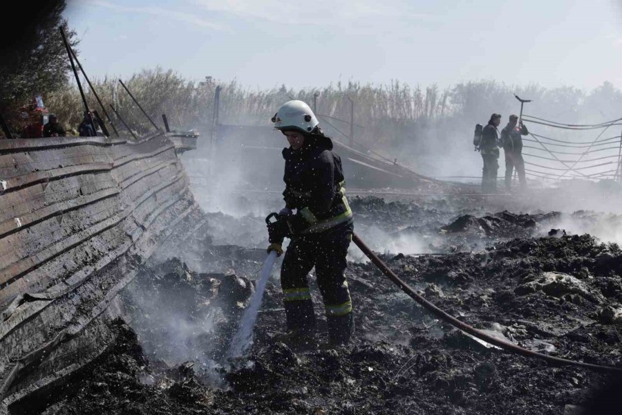 Antalya’da Hurdalıkta Çıkan Yangın Korkuttu