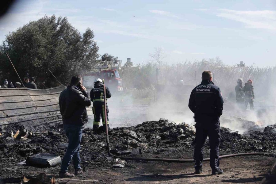 Antalya’da Hurdalıkta Çıkan Yangın Korkuttu