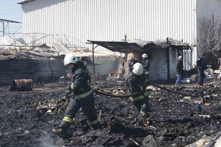 Antalya’da Hurdalıkta Çıkan Yangın Korkuttu