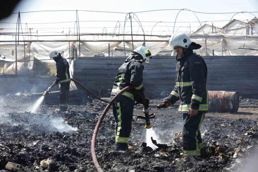 Antalya’da Hurdalıkta Çıkan Yangın Korkuttu