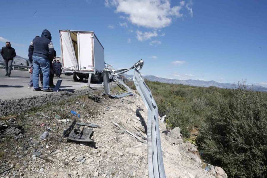 Antalya’da Feci Kazada 1 Kişi Hayatını Kaybetti, 2 Kişi Yaralandı