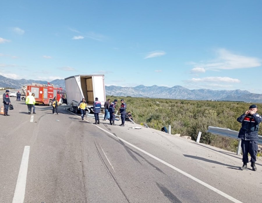 Antalya’da Feci Kazada 1 Kişi Hayatını Kaybetti, 2 Kişi Yaralandı