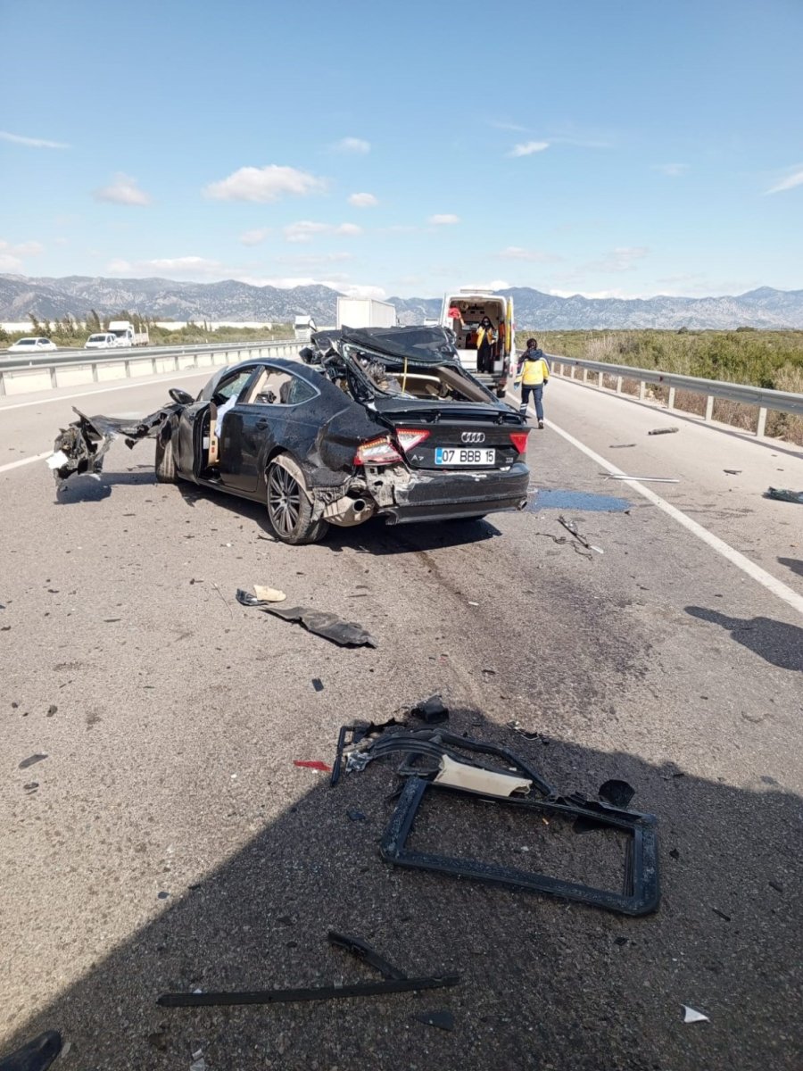 Antalya’da Feci Kazada 1 Kişi Hayatını Kaybetti, 2 Kişi Yaralandı