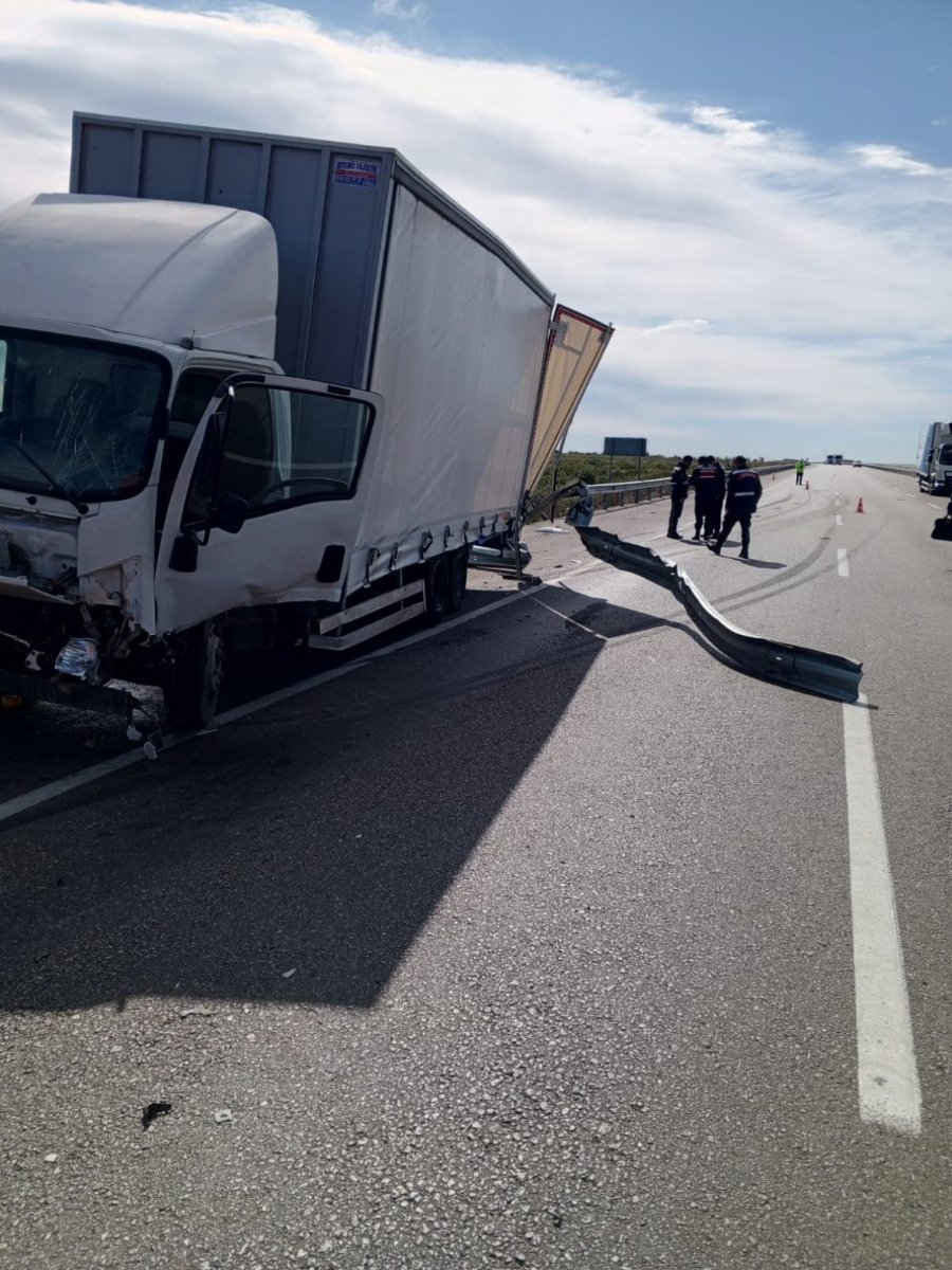 Antalya’da Feci Kazada 1 Kişi Hayatını Kaybetti, 2 Kişi Yaralandı