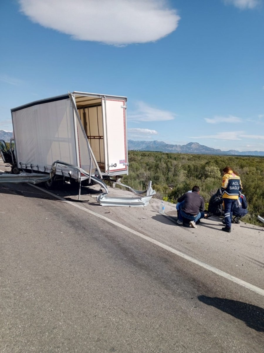 Antalya’da Feci Kazada 1 Kişi Hayatını Kaybetti, 2 Kişi Yaralandı