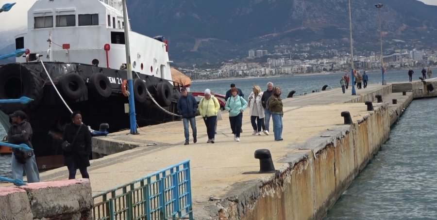 2025 Yılının İlk ‘kruvaziyer’ Gemisi Alanya İskelesine Demirledi